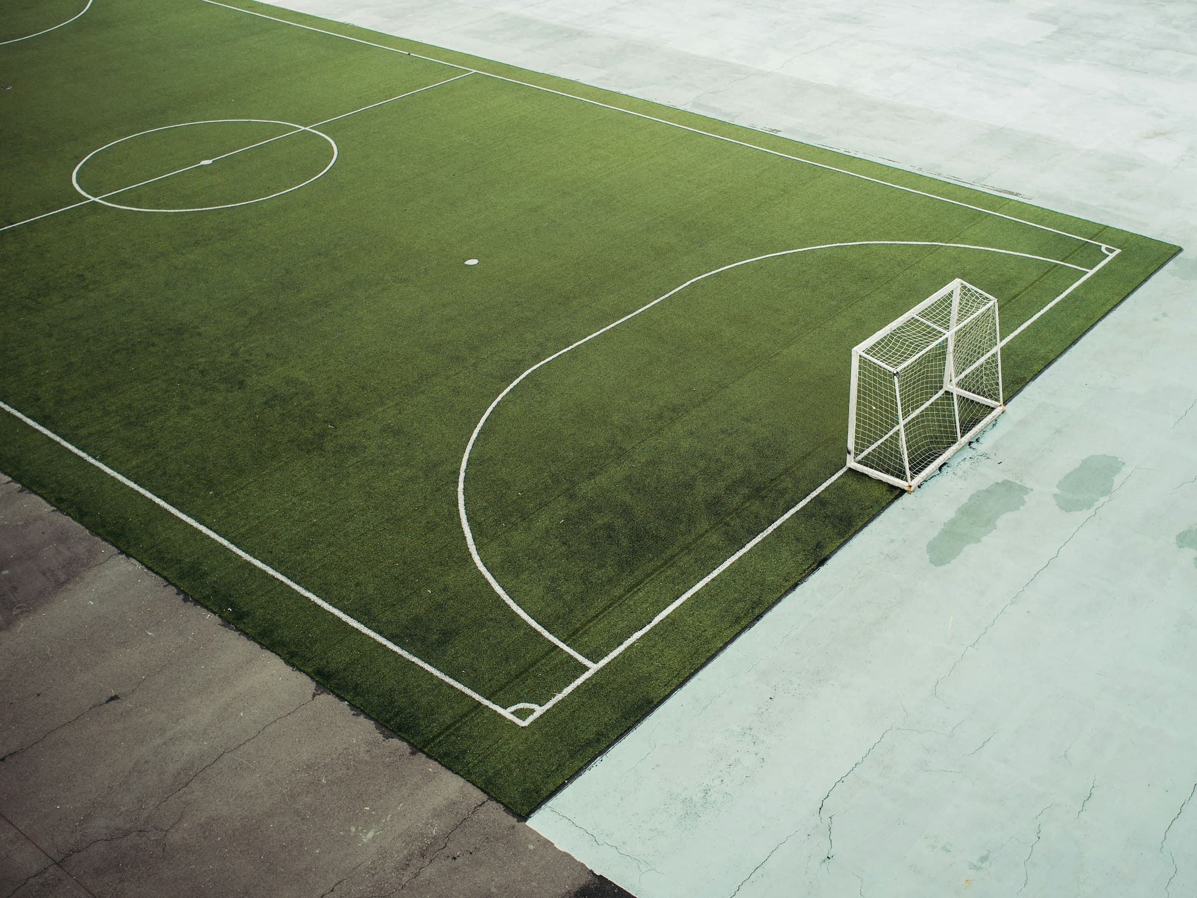 Cancha de pasto sintético vacía, vista aérea